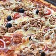 Pizza con atún, cebolla y aceitunas negras