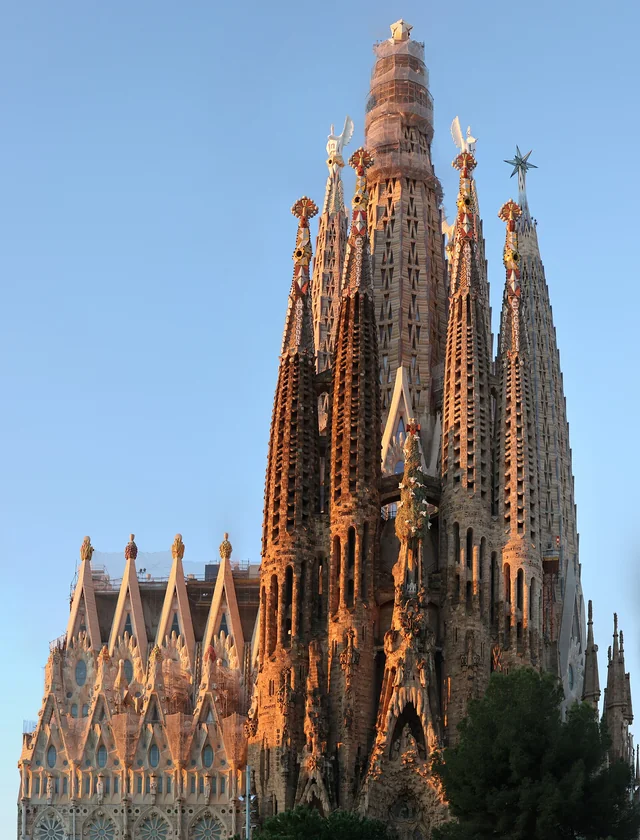 Las torres de la Sagrada Família al amanecer, sobre los pinos de la plaza de Gaudí, a cinco minutos a pie del restaurante