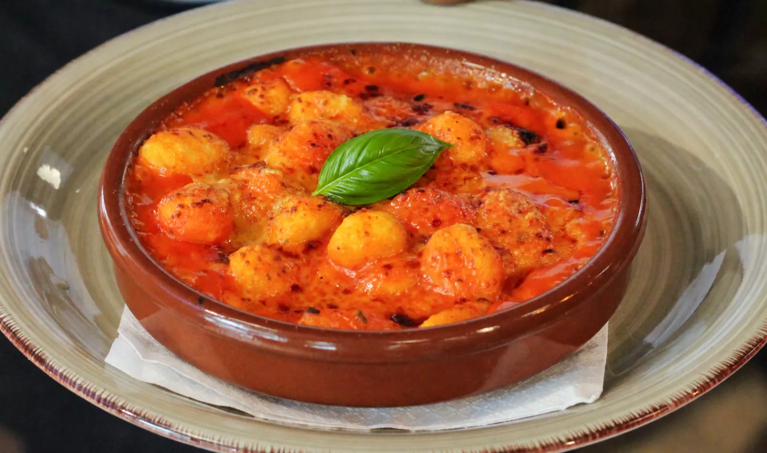 Gnocchi de la casa con tomate, mozzarella y albahaca